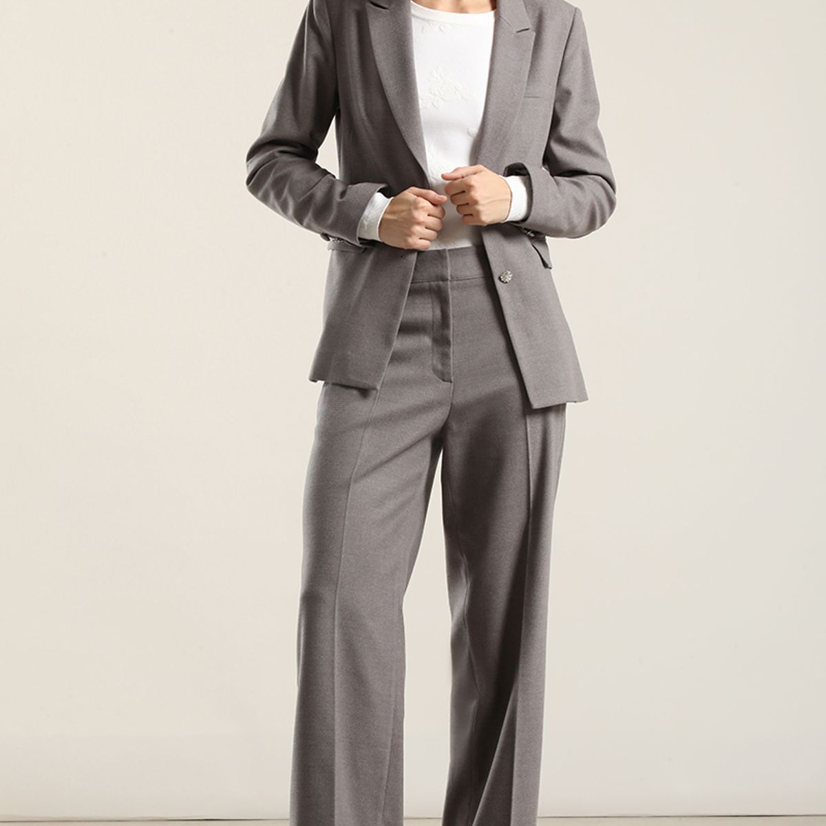LIOLA - Blazer Boton Joya, Gris Liola