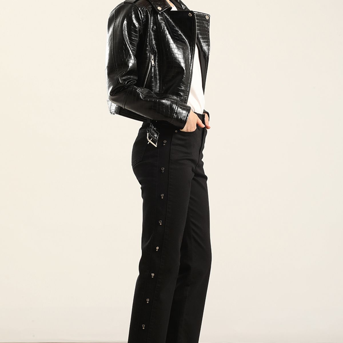 LIOLA - Jeans Color Slim Tachas, Negro Liola