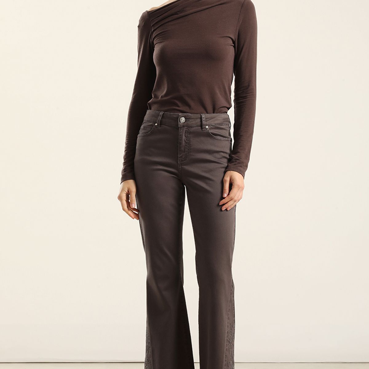 LIOLA - Jeans Color Flare, Bordado, Chocolate Liola
