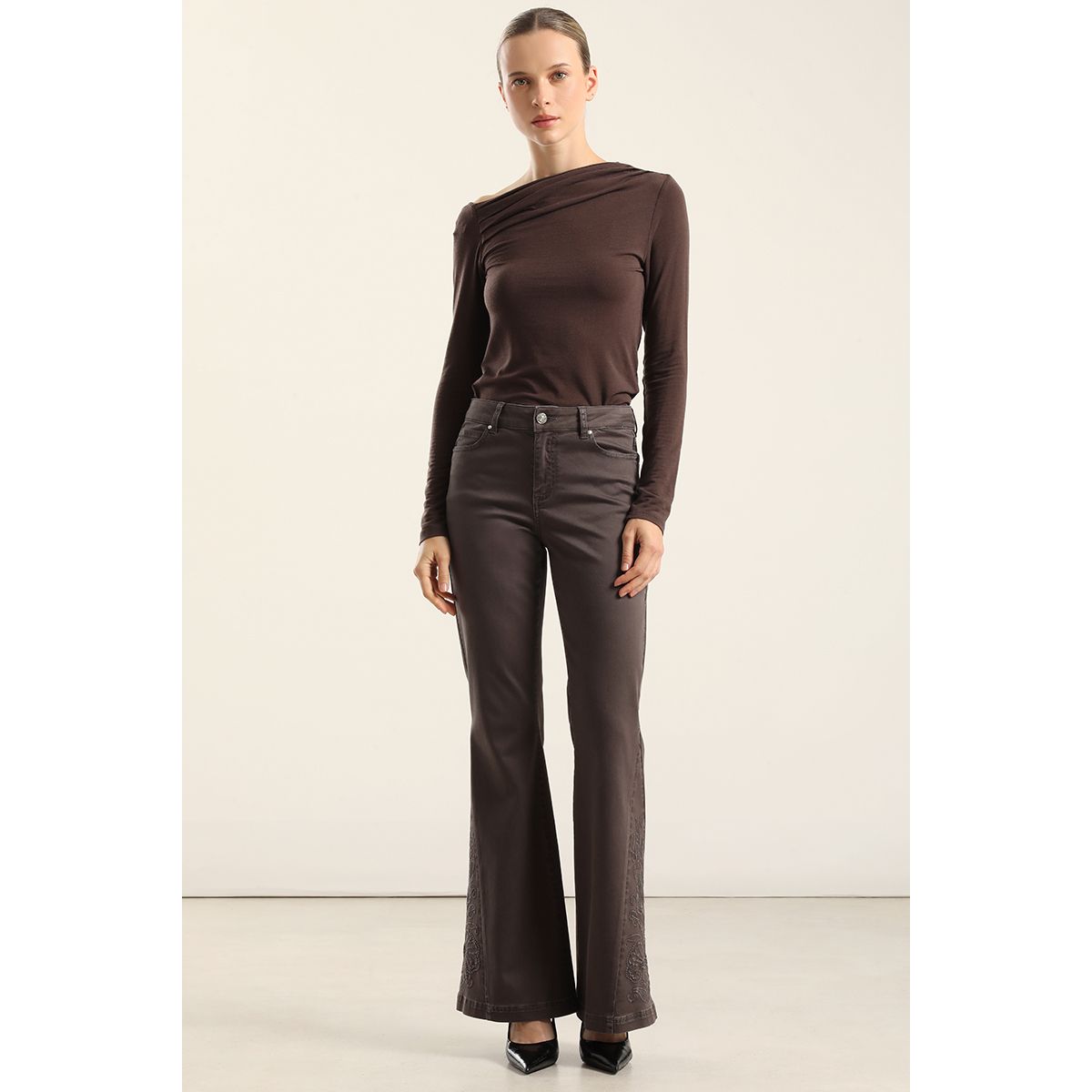 LIOLA - Jeans Color Flare, Bordado, Chocolate Liola