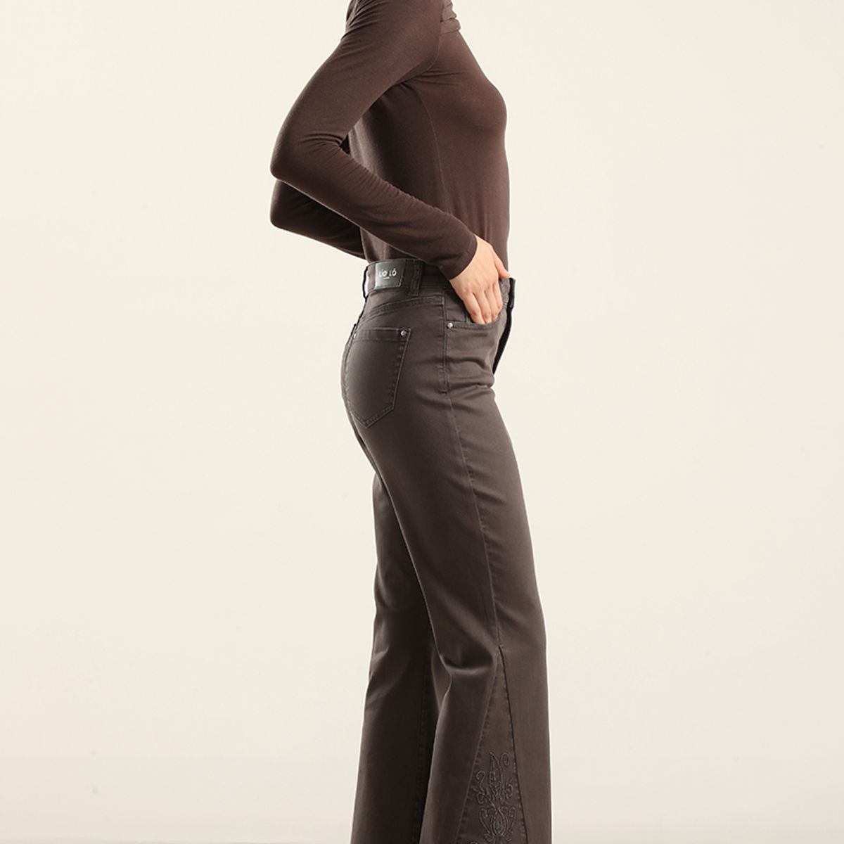 LIOLA - Jeans Color Flare, Bordado, Chocolate Liola