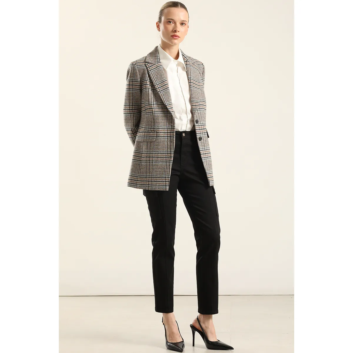 LIOLA - Jeans Color Skinny Cargo, Negro Liola