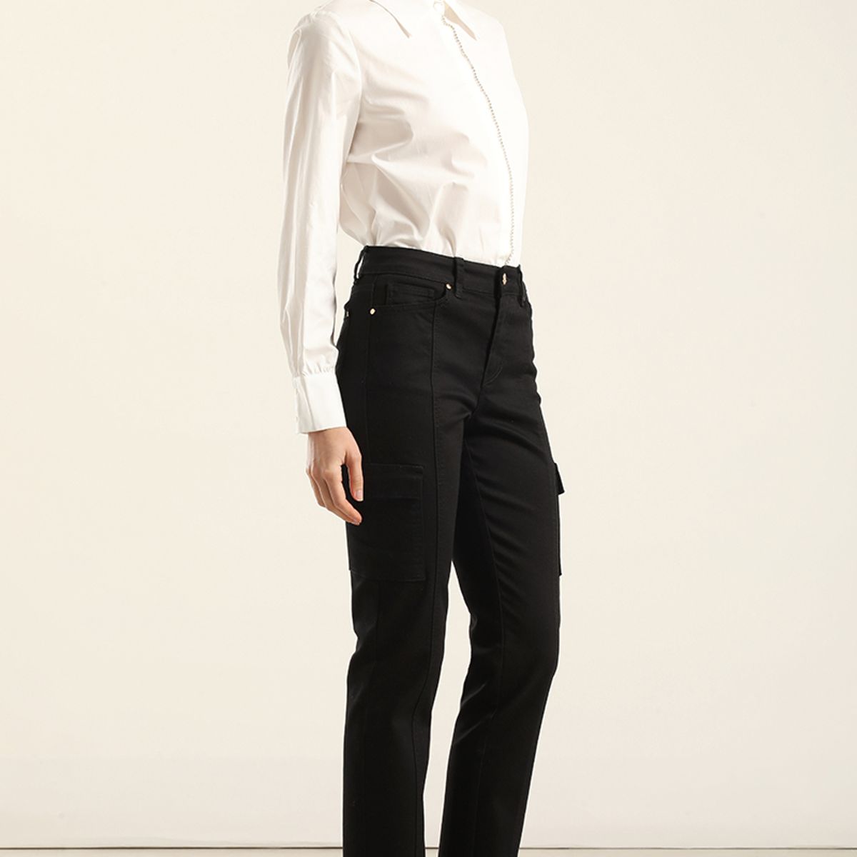 LIOLA - Jeans Color Skinny Cargo, Negro Liola