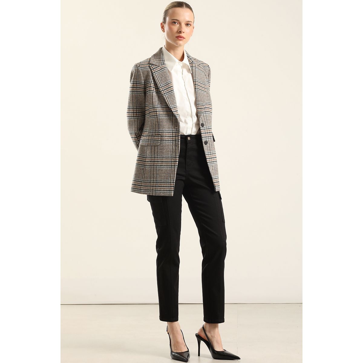 LIOLA - Jeans Color Skinny Cargo, Negro Liola