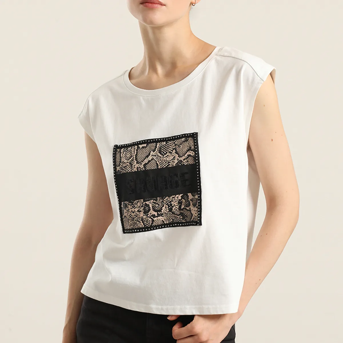LIOLA - Polera Algodon Aplicacion Savage, Crudo Liola