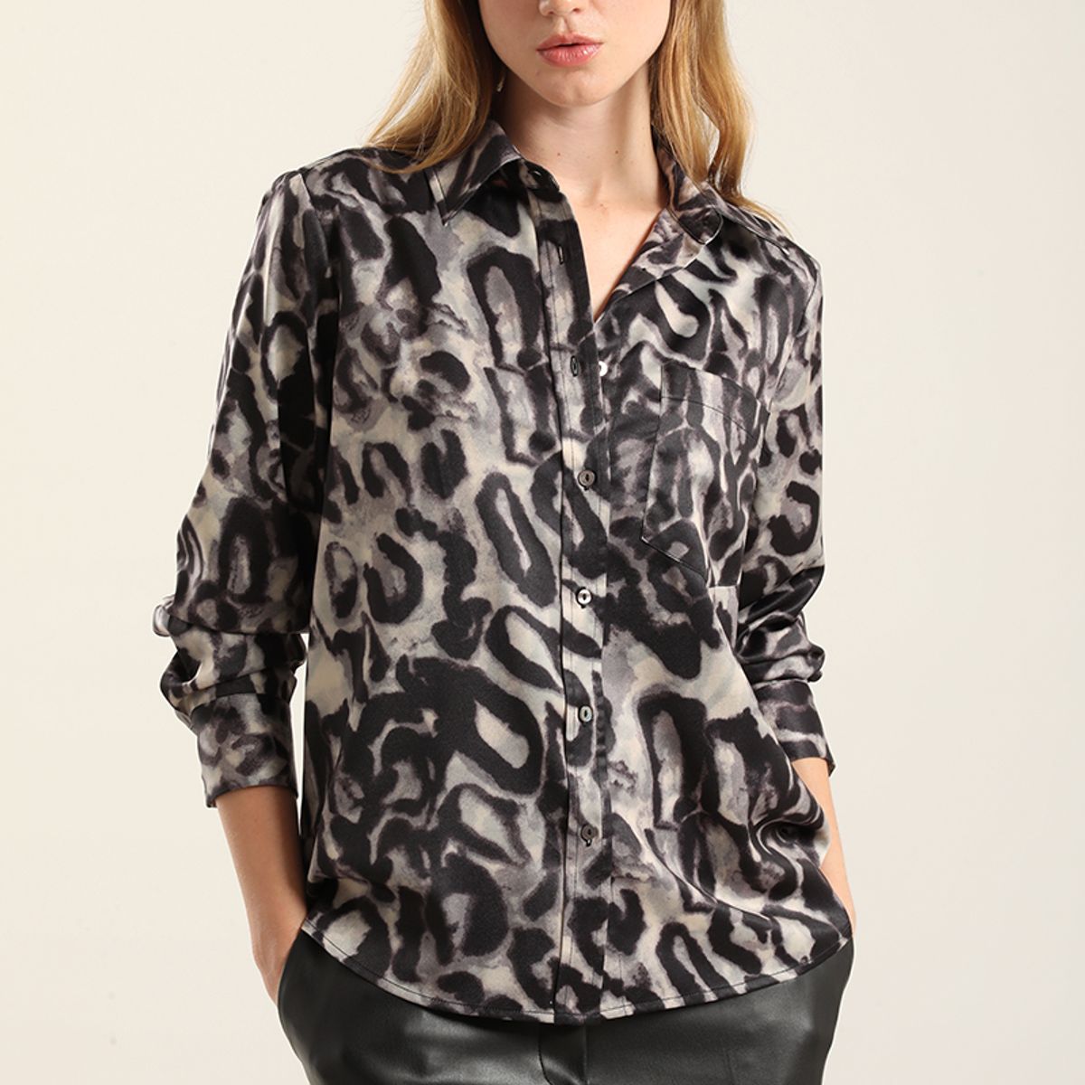 LIOLA - Blusa Satin Estampado, Negro Liola