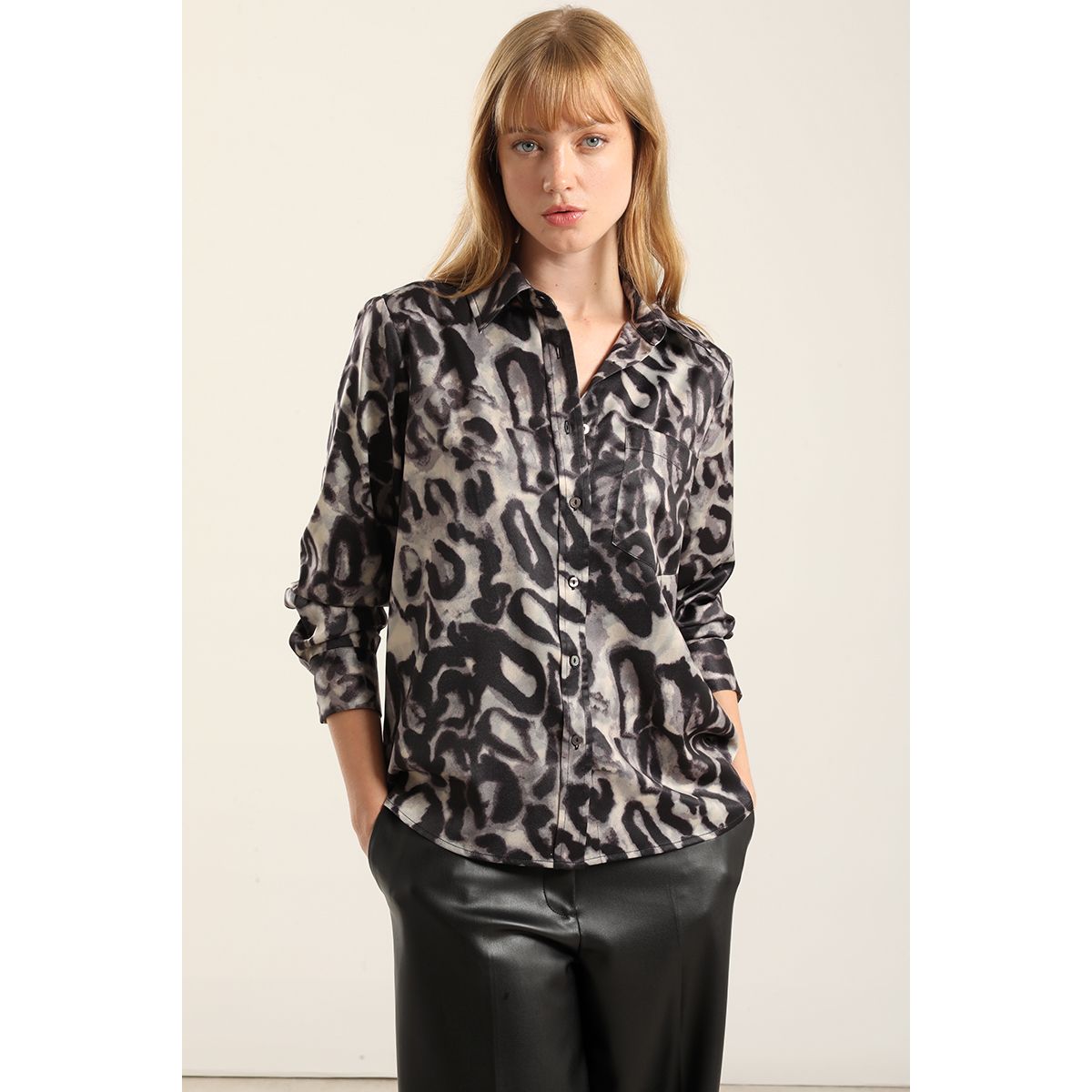 LIOLA - Blusa Satin Estampado, Negro Liola