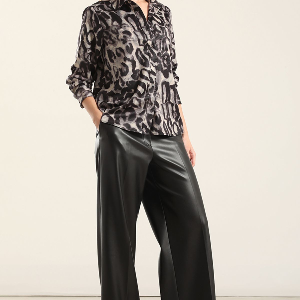 LIOLA - Blusa Satin Estampado, Negro Liola