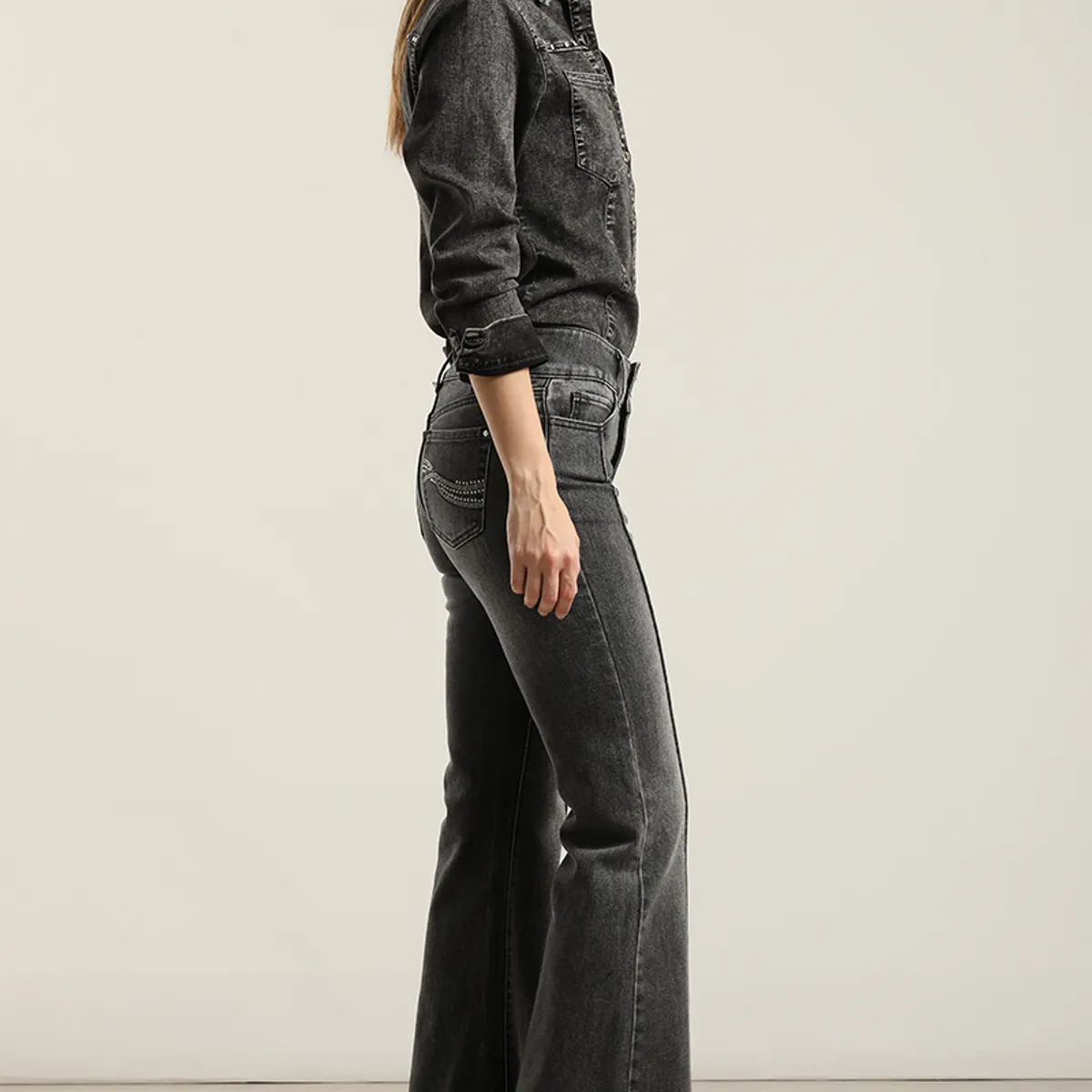 LIOLA - Jeans Flare, Tiro Medio, Gris Liola