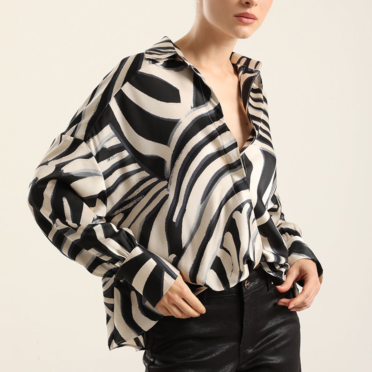 LIOLA - Blusa Satin Estampado Nudo, Negro Liola