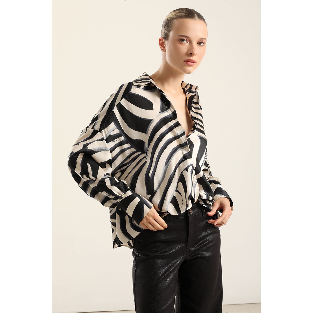 LIOLA - Blusa Satin Estampado Nudo, Negro Liola
