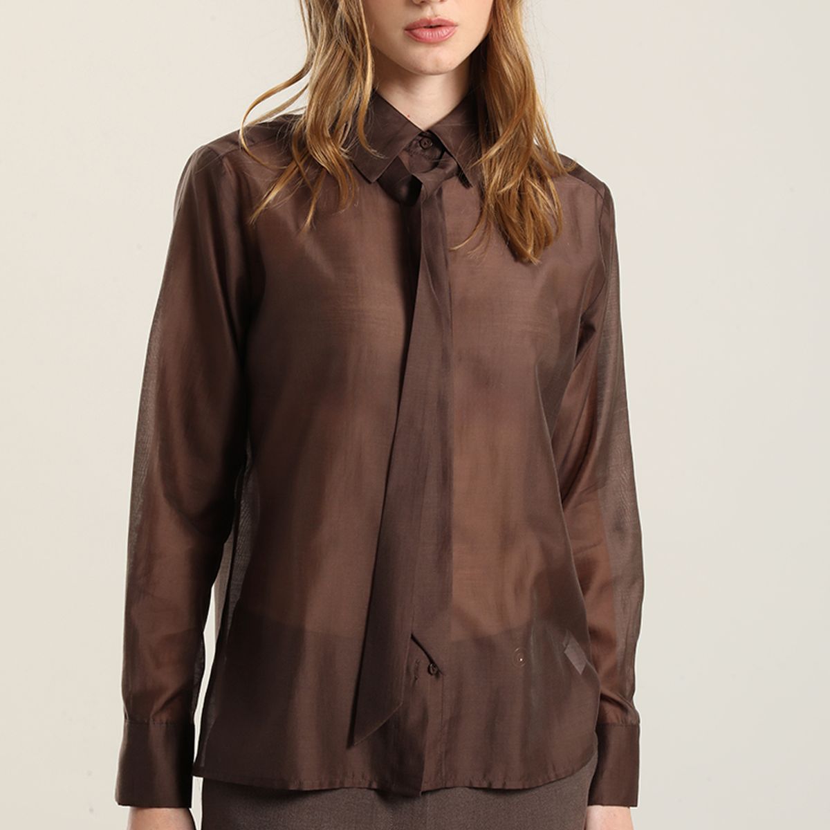 LIOLA - Blusa Semitrasparente Con Lazo, Chocolate Liola