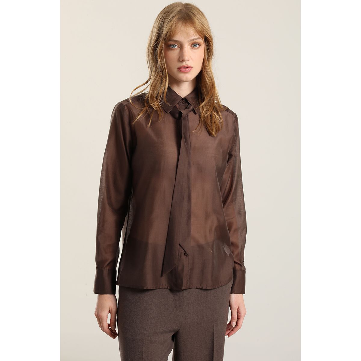 LIOLA - Blusa Semitrasparente Con Lazo, Chocolate Liola