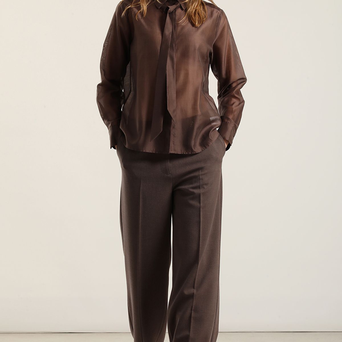 LIOLA - Blusa Semitrasparente Con Lazo, Chocolate Liola