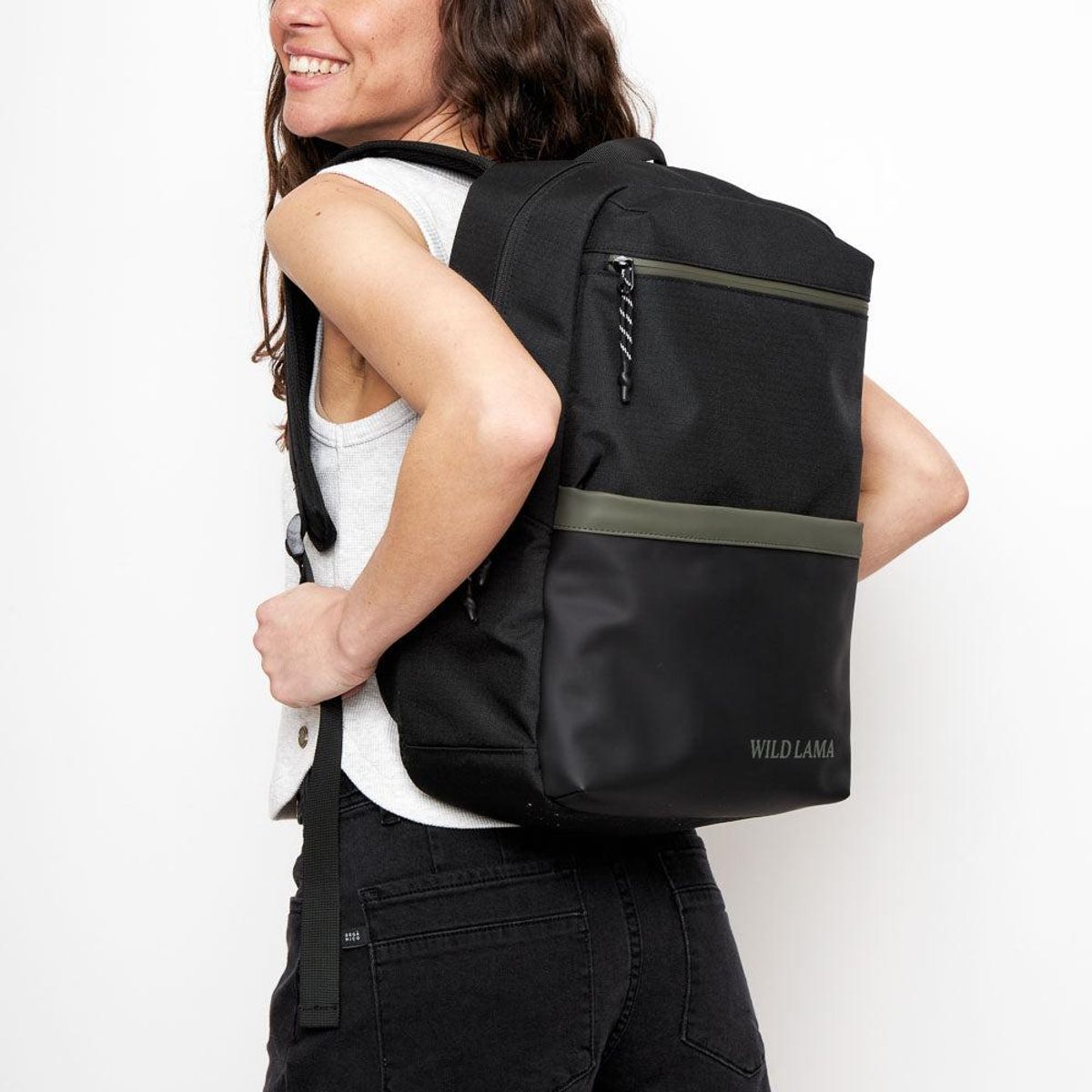 WILD LAMA - Mochila Reciclada Negra con Verde