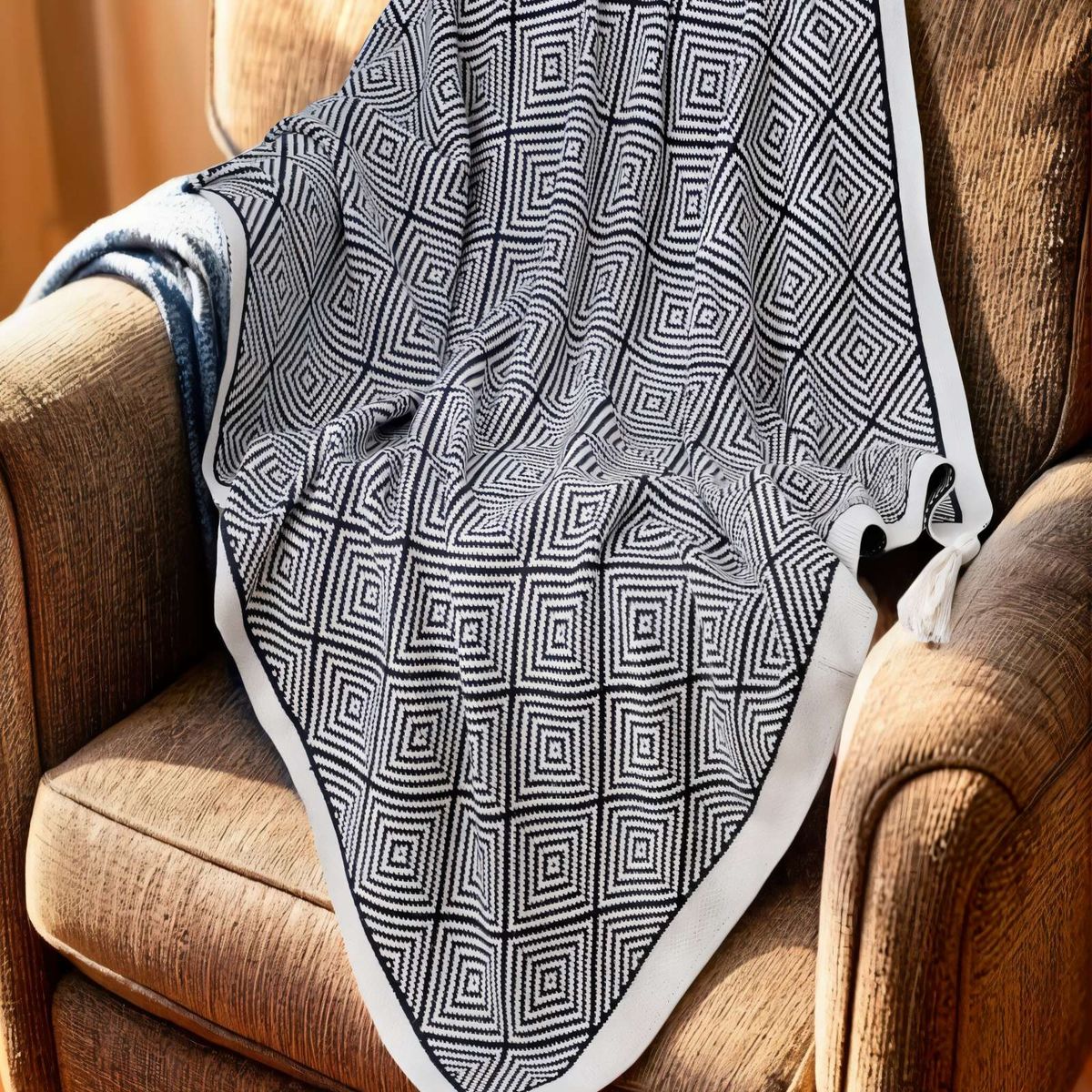 GENERICO - MANTA DECORATIVA CON BORLAS Y ESTAMPADO GEOMETRICO DE ROMBO COLOR GRIS 2