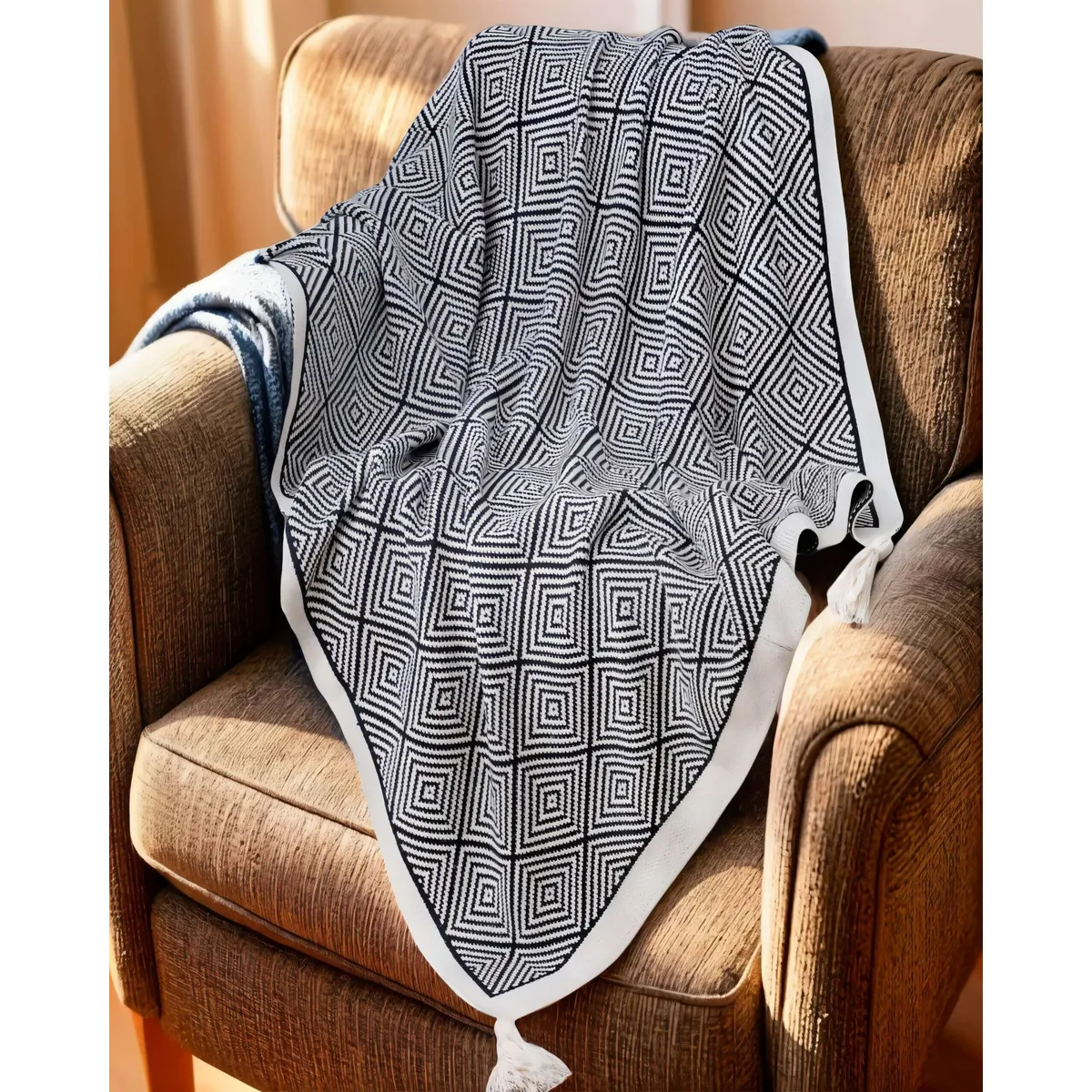 GENERICO - MANTA DECORATIVA CON BORLAS Y ESTAMPADO GEOMETRICO DE ROMBO COLOR GRIS 2