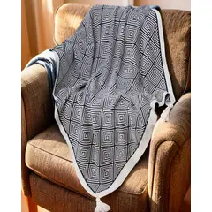 GENERICO - MANTA DECORATIVA CON BORLAS Y ESTAMPADO GEOMETRICO DE ROMBO COLOR GRIS 2