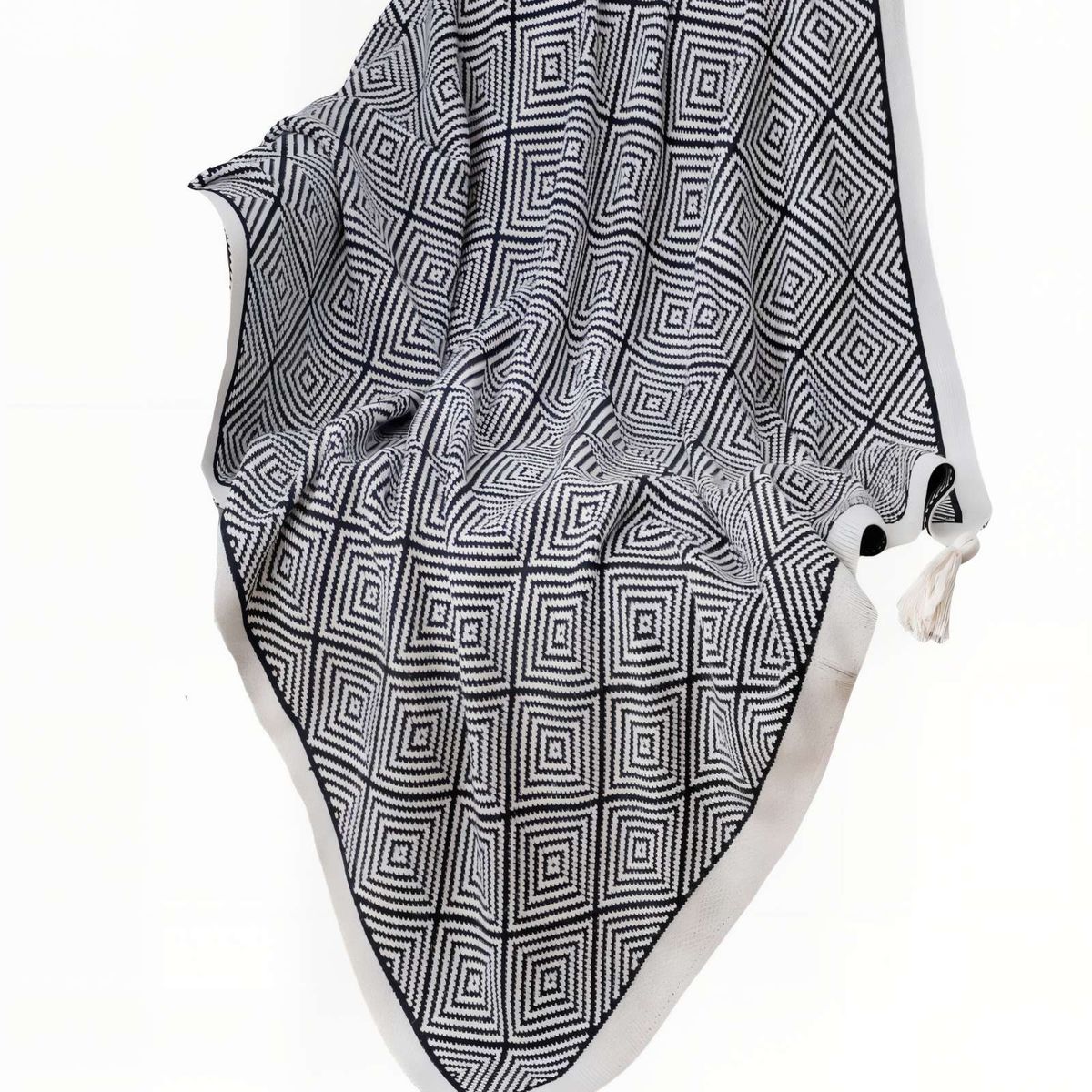GENERICO - MANTA DECORATIVA CON BORLAS Y ESTAMPADO GEOMETRICO DE ROMBO COLOR GRIS 2