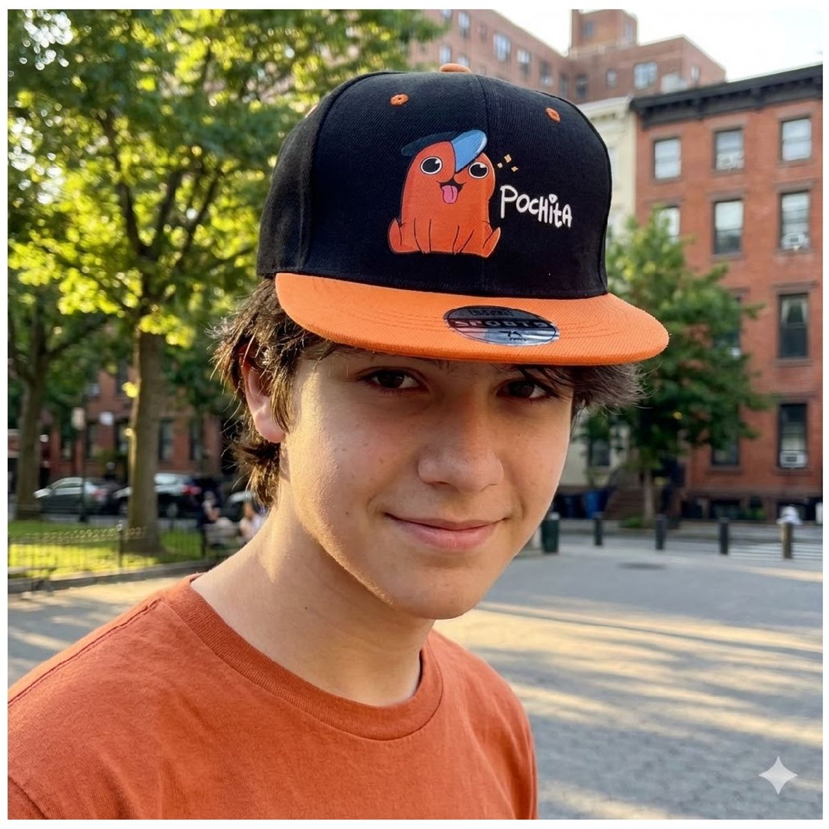 LA CASA DE LOS AROMAS - Gorra Snapback Pochita  Visera Plana