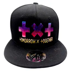 LA CASA DE LOS AROMAS - Gorra Snapback TXT Tomorrow X Together Negra