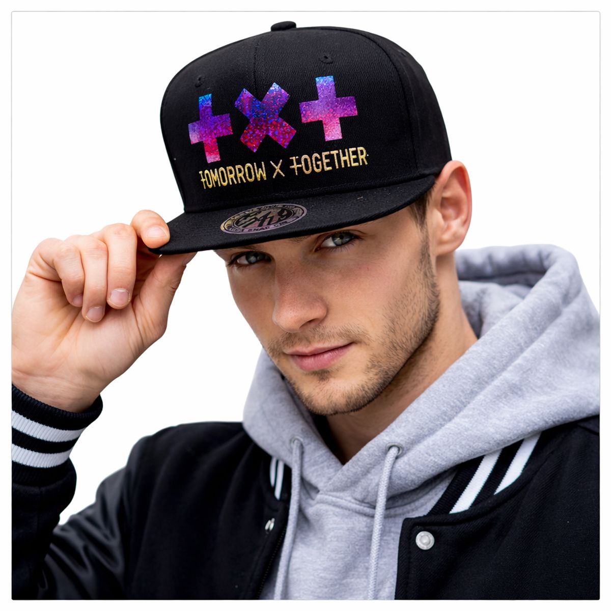 LA CASA DE LOS AROMAS - Gorra Snapback TXT Tomorrow X Together Negra