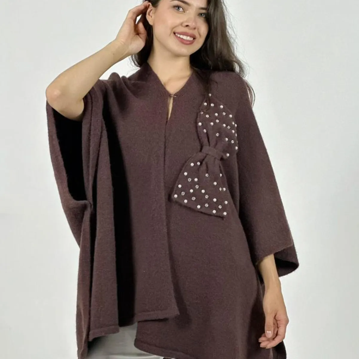 ENIGMATICA BOUTIQUE - Poncho Abotonado Moño con Perlas