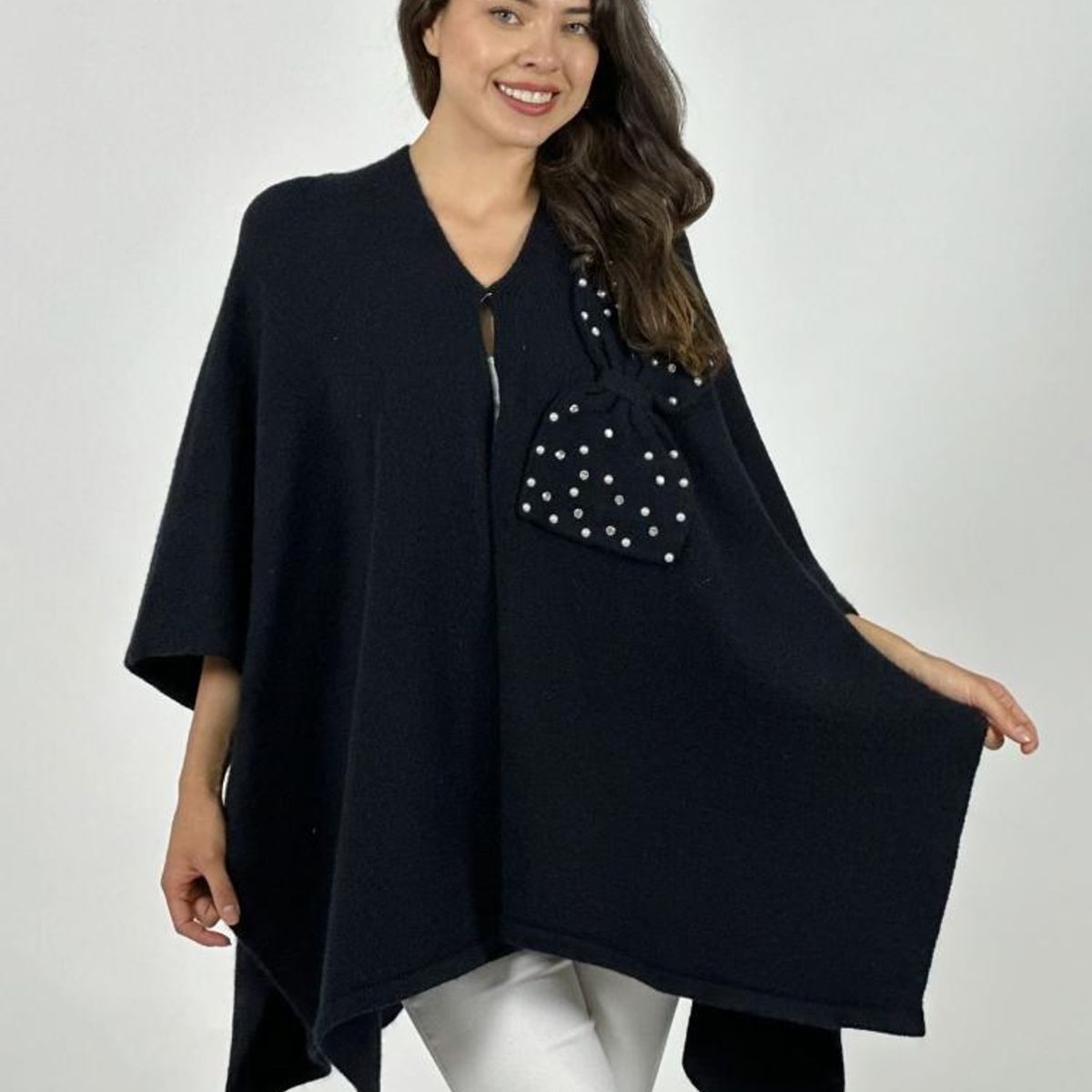 ENIGMATICA BOUTIQUE - Poncho Abotonado Moño con Perlas