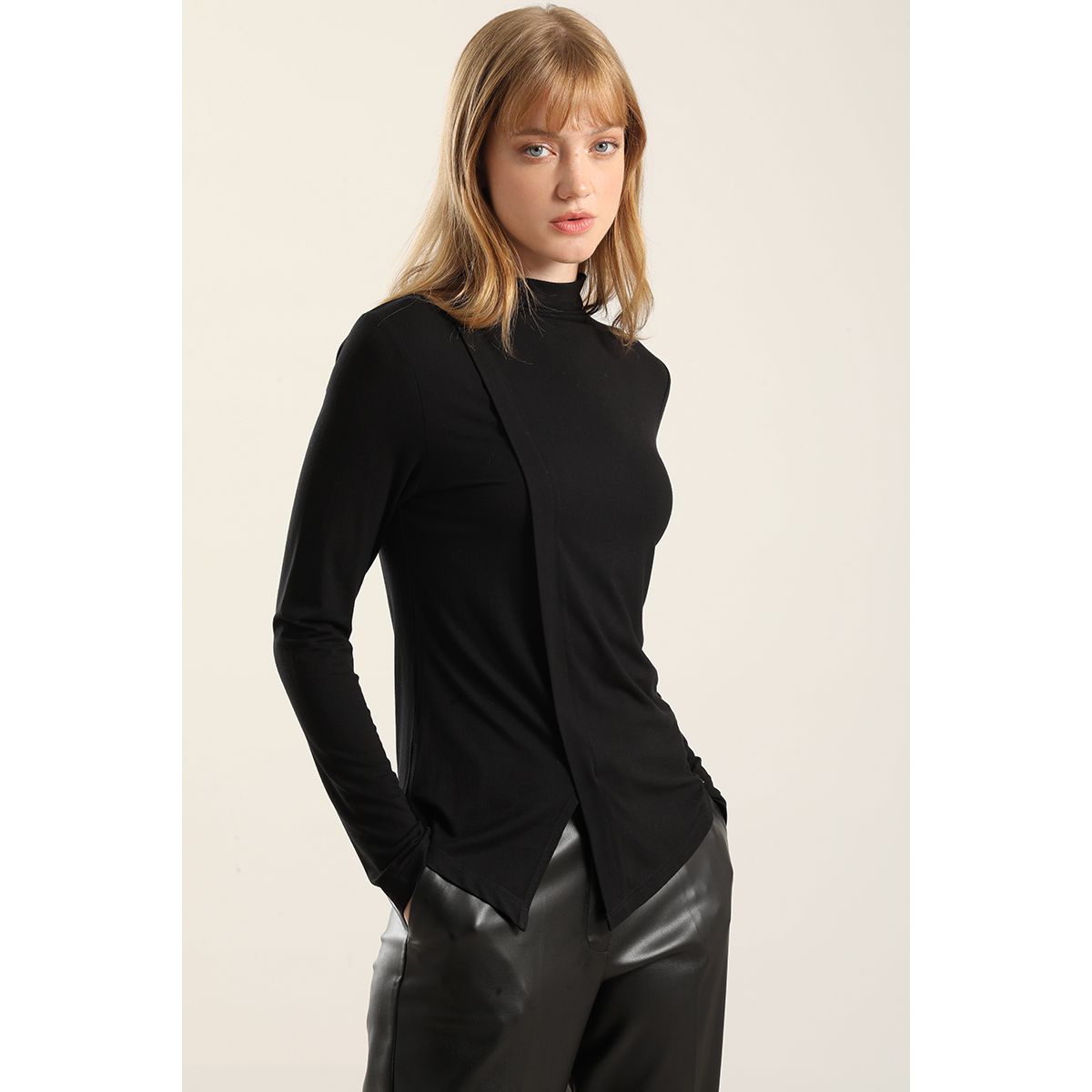 LIOLA - Top Abertura Pasada Asimetrica, Negro Liola