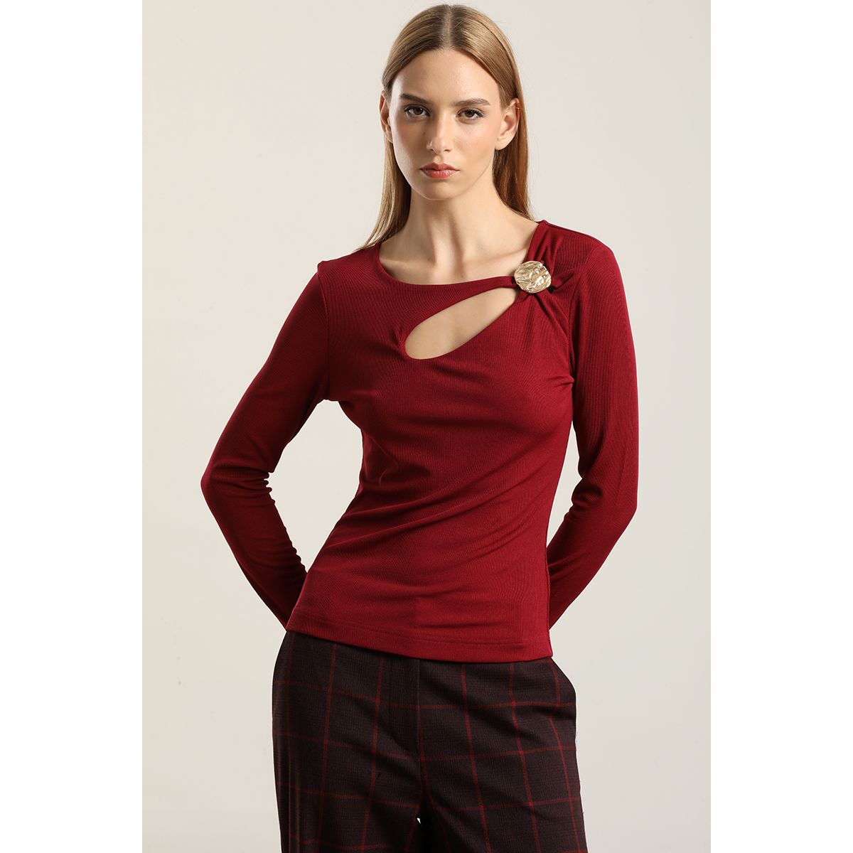 LIOLA - Top Herraje Metal, Cut Out, Burdeo Liola
