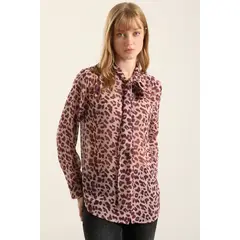 LIOLA - Blusa Estampado Animal Print, Burdeo