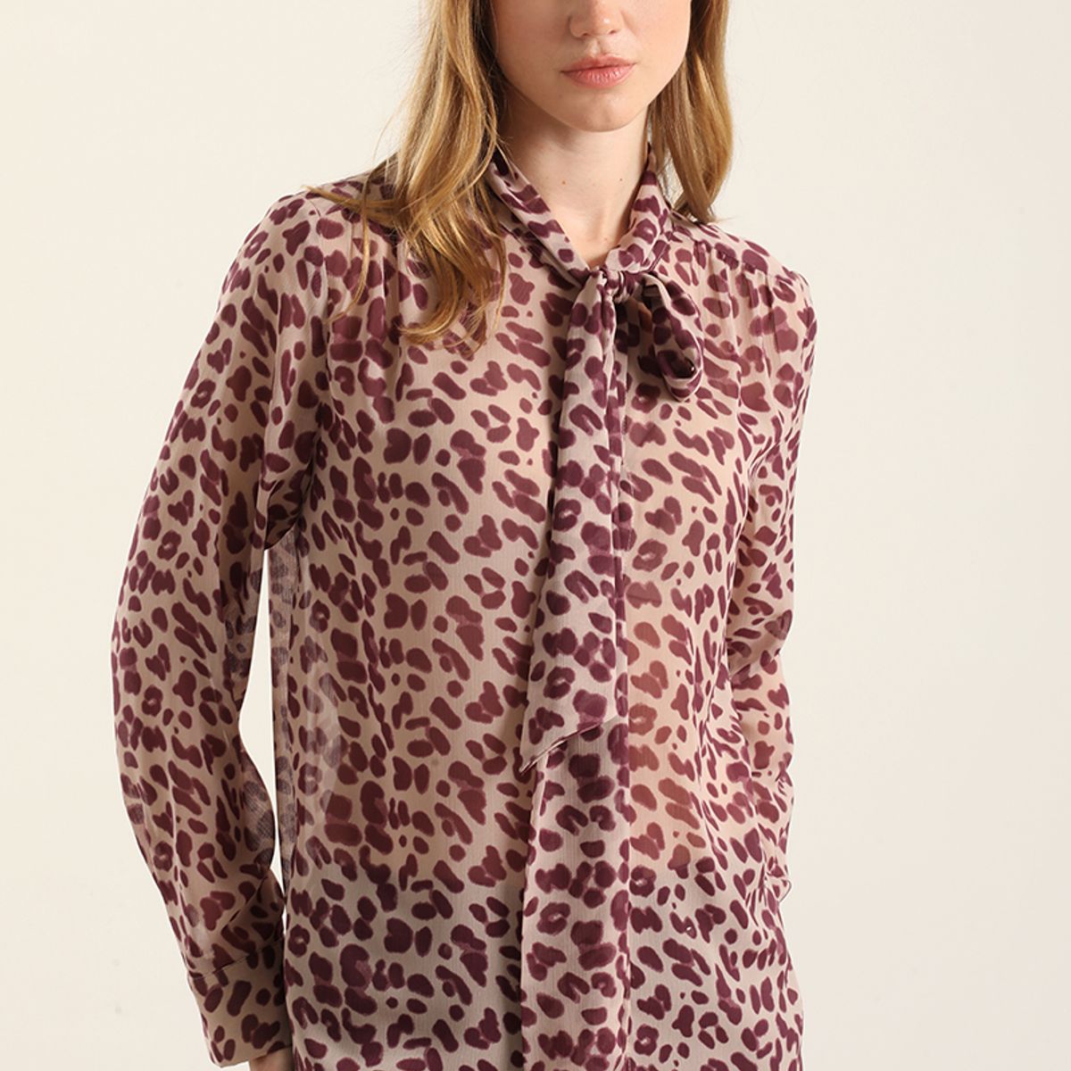 LIOLA - Blusa Estampado Animal Print, Burdeo Liola