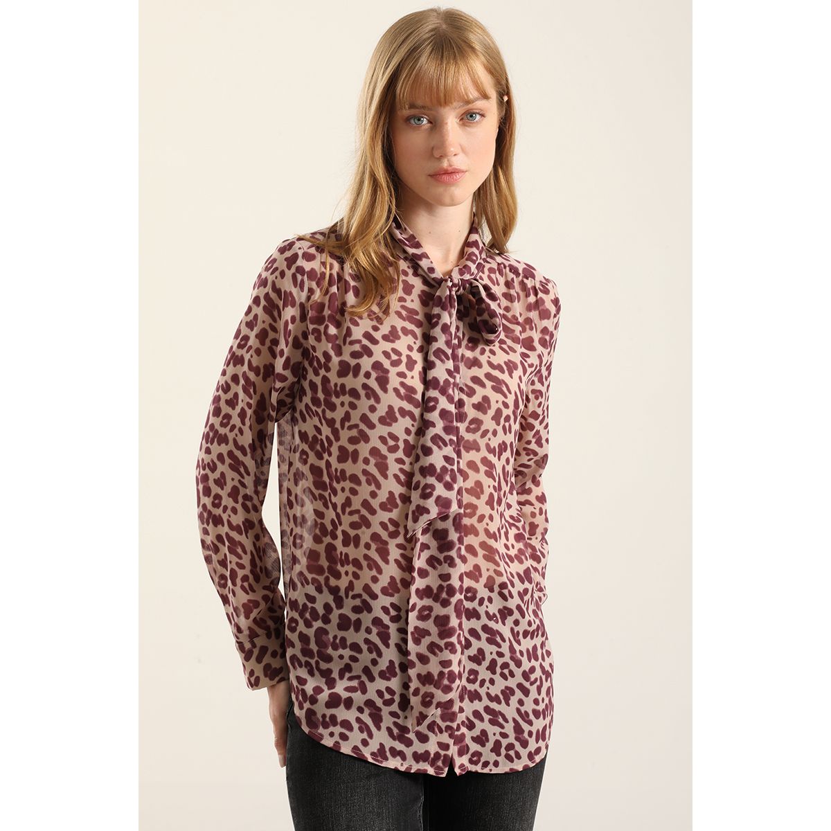 LIOLA - Blusa Estampado Animal Print, Burdeo Liola