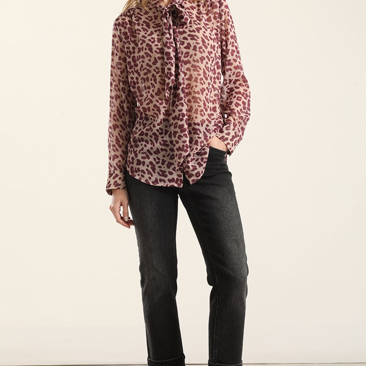LIOLA - Blusa Estampado Animal Print, Burdeo Liola