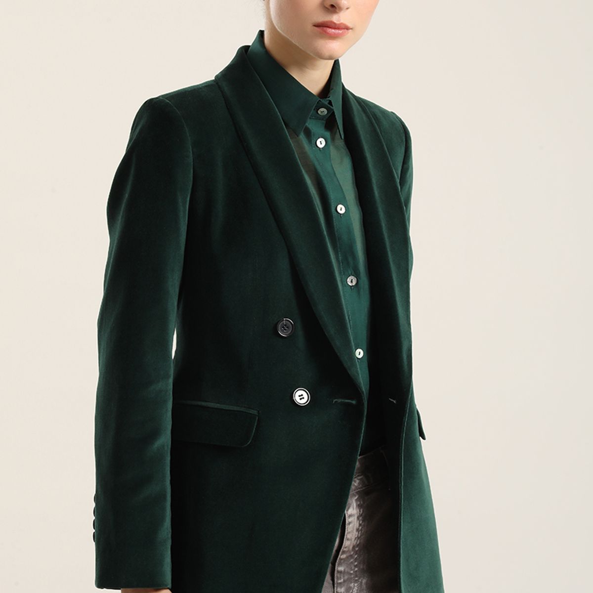 LIOLA - Blazer entallado, cuello smoking, terciopelo verde Liola