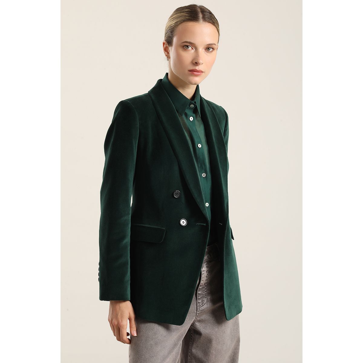 LIOLA - Blazer entallado, cuello smoking, terciopelo verde Liola