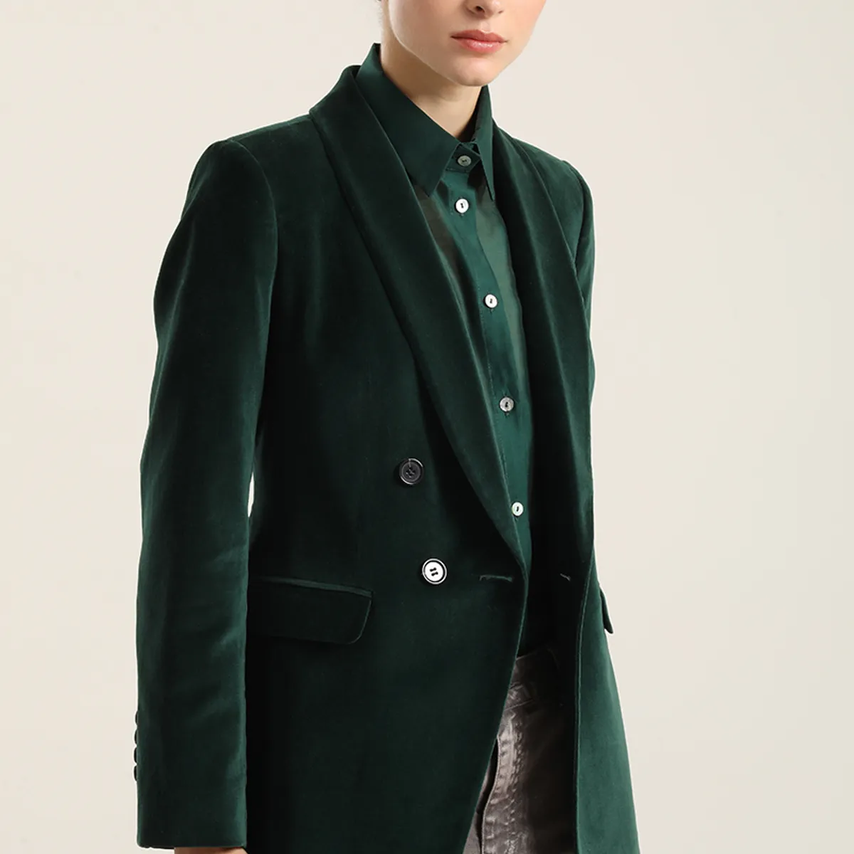 LIOLA - Blazer entallado, cuello smoking, terciopelo verde Liola