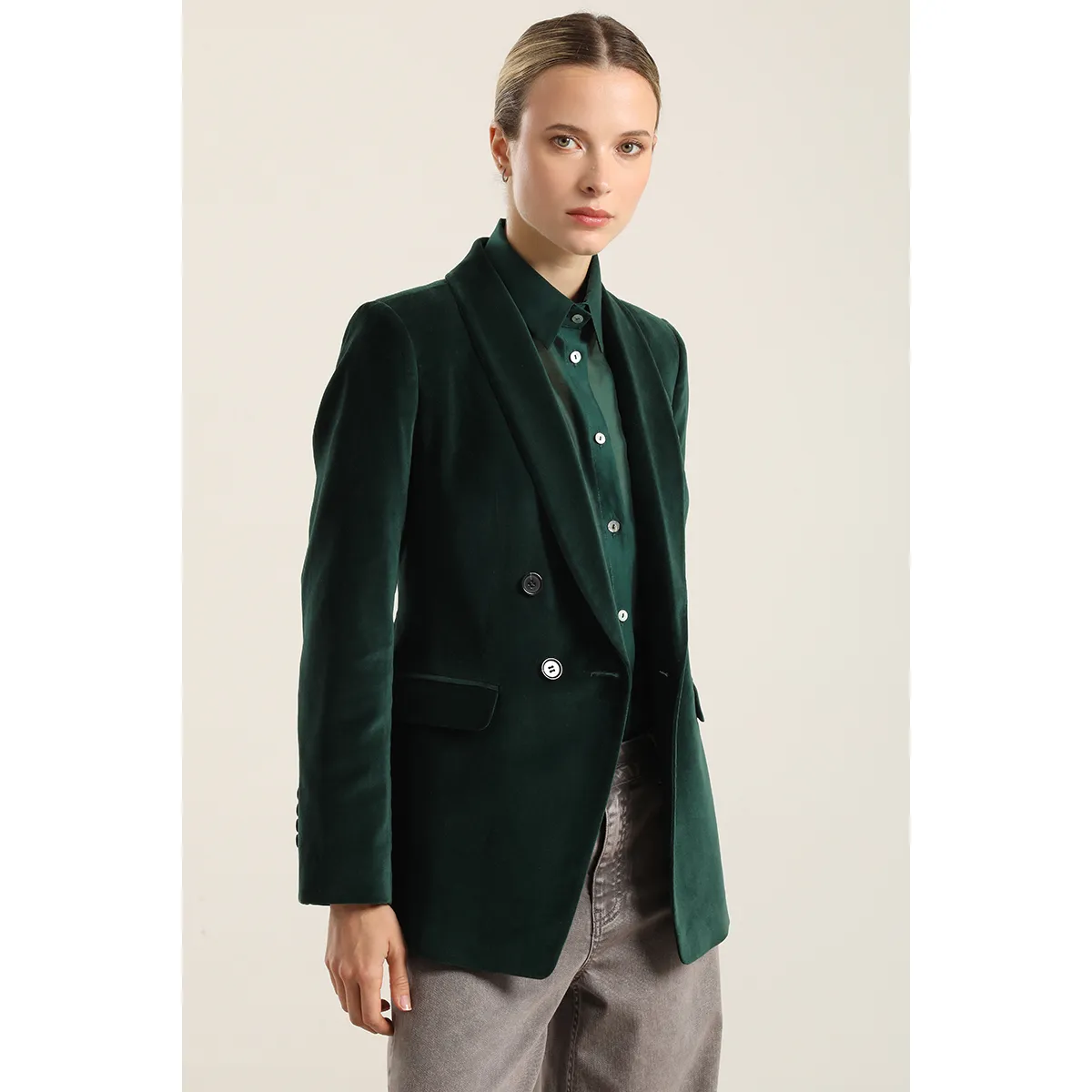 LIOLA - Blazer entallado, cuello smoking, terciopelo verde Liola
