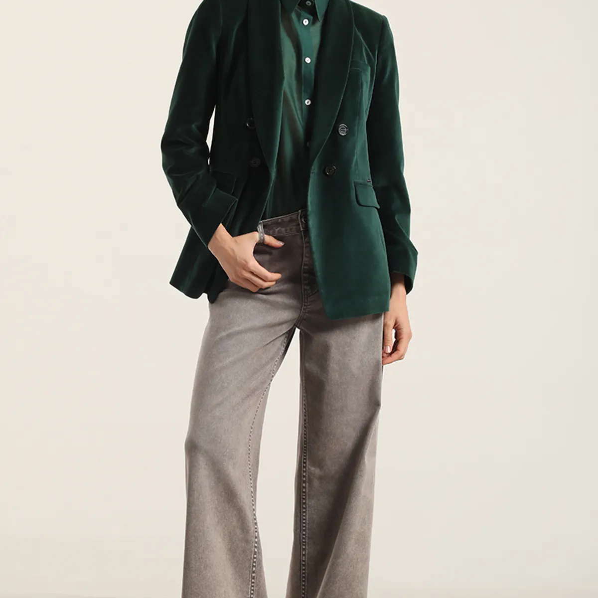 LIOLA - Blazer entallado, cuello smoking, terciopelo verde Liola