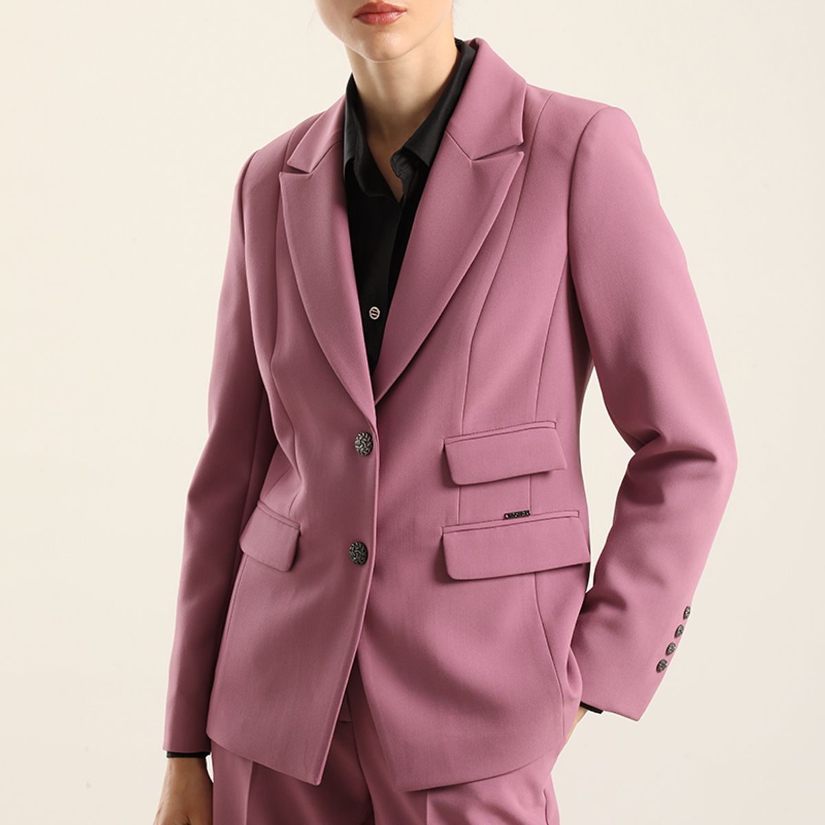 LIOLA - Blazer entallado, tapeta fantasia, rosa. Liola
