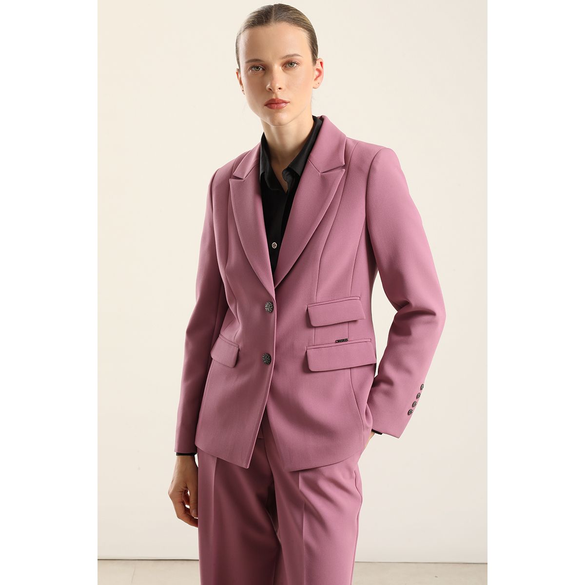LIOLA - Blazer entallado, tapeta fantasia, rosa. Liola