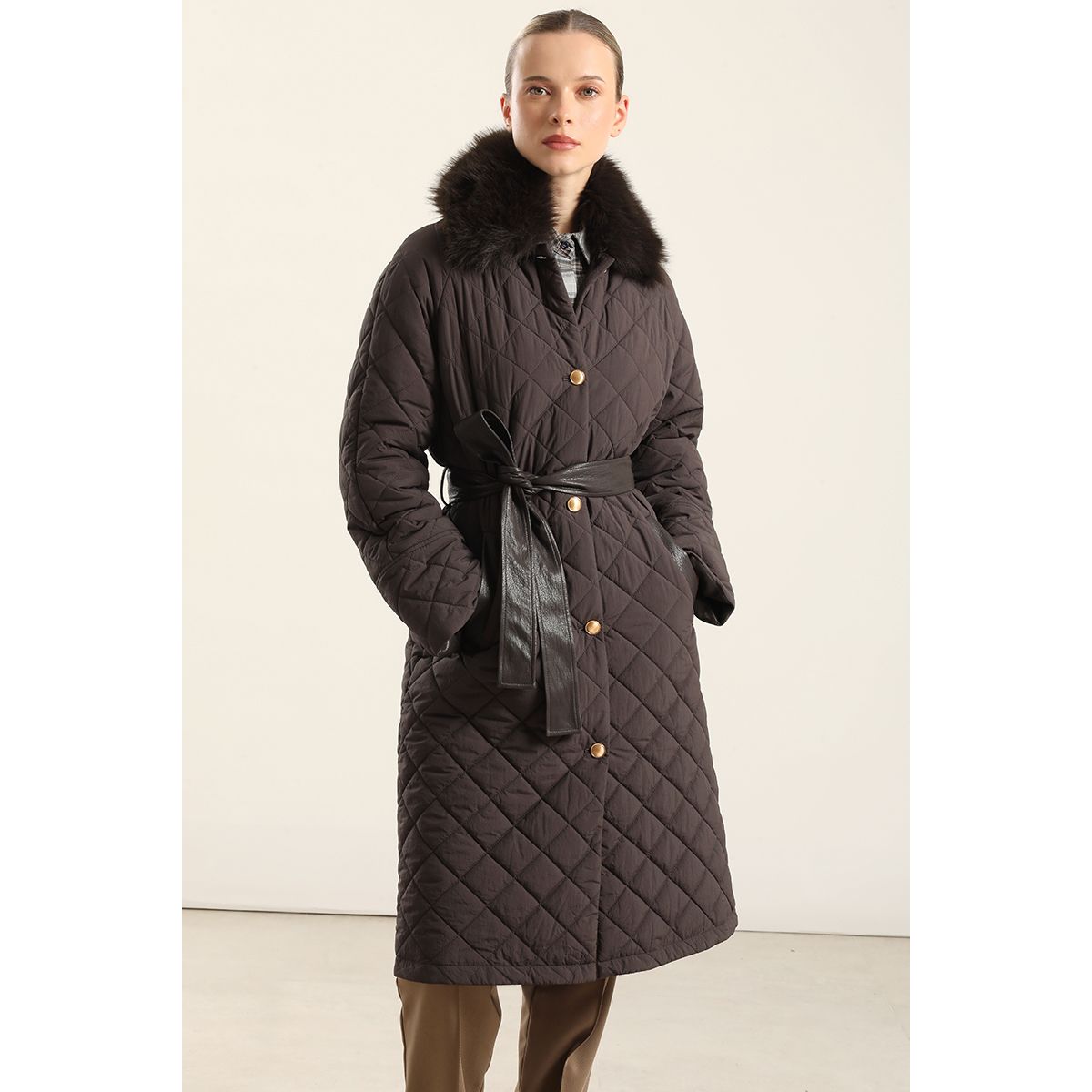 LIOLA - Parka Larga, Matelasse Rombo, Chocolate Liola