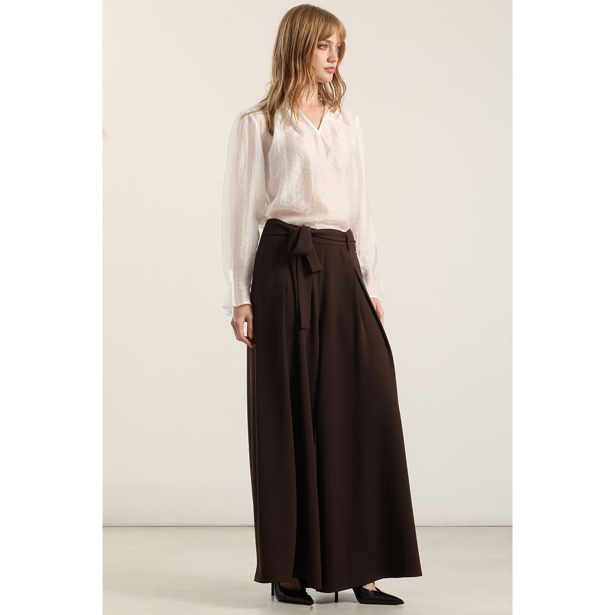 LIOLA - Pantalón palazzo pliegues, chocolate Liola