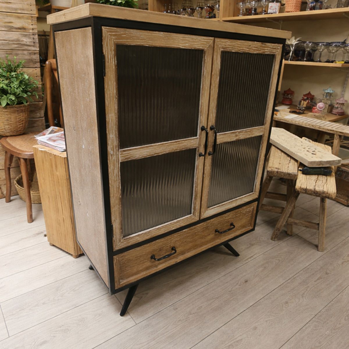 GENERICO - Vitrina Rústica Industrial Con Puertas De Vidrio Acanalado Beige