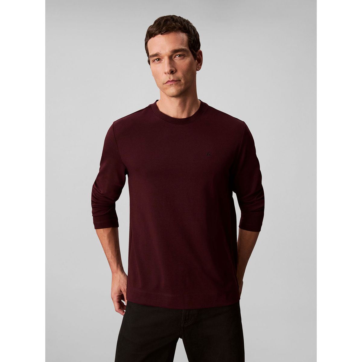 CALVIN KLEIN - Polera de Algodón Premium En Tejido Interlock Burdeo Calvin Klein