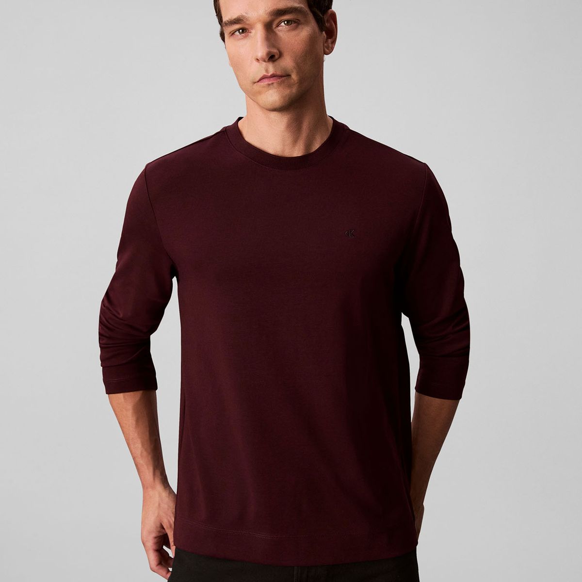 CALVIN KLEIN - Polera de Algodón Premium En Tejido Interlock Burdeo Calvin Klein
