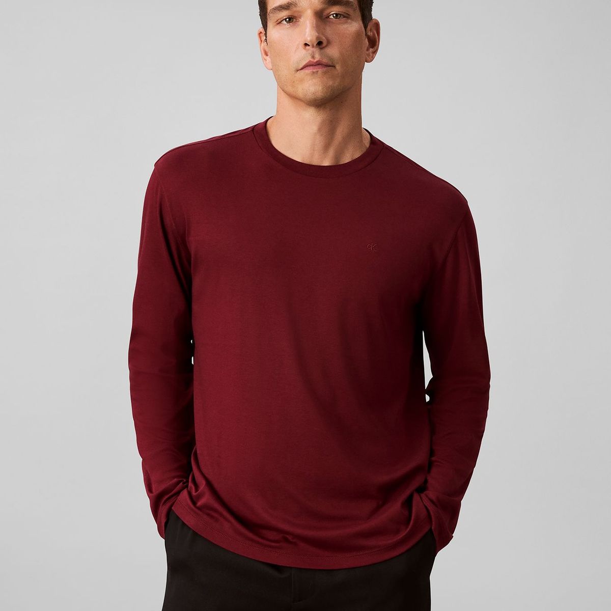 CALVIN KLEIN - Polera de Algodón Supima Interlock Burdeo Calvin Klein