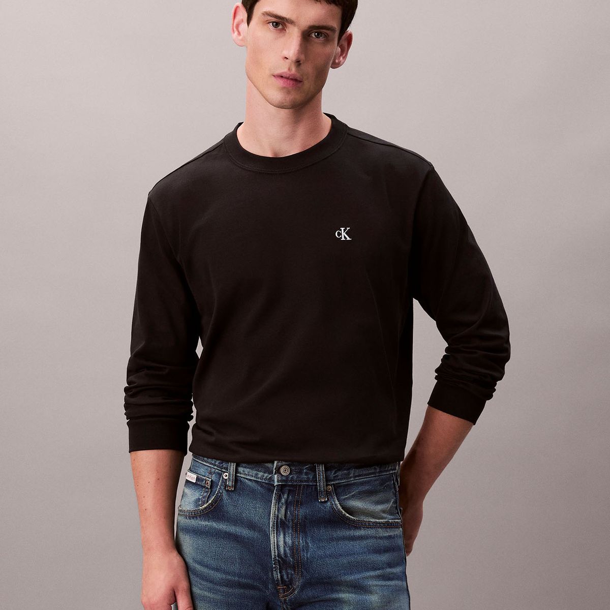 CALVIN KLEIN - Polera con Monograma Negro Calvin Klein