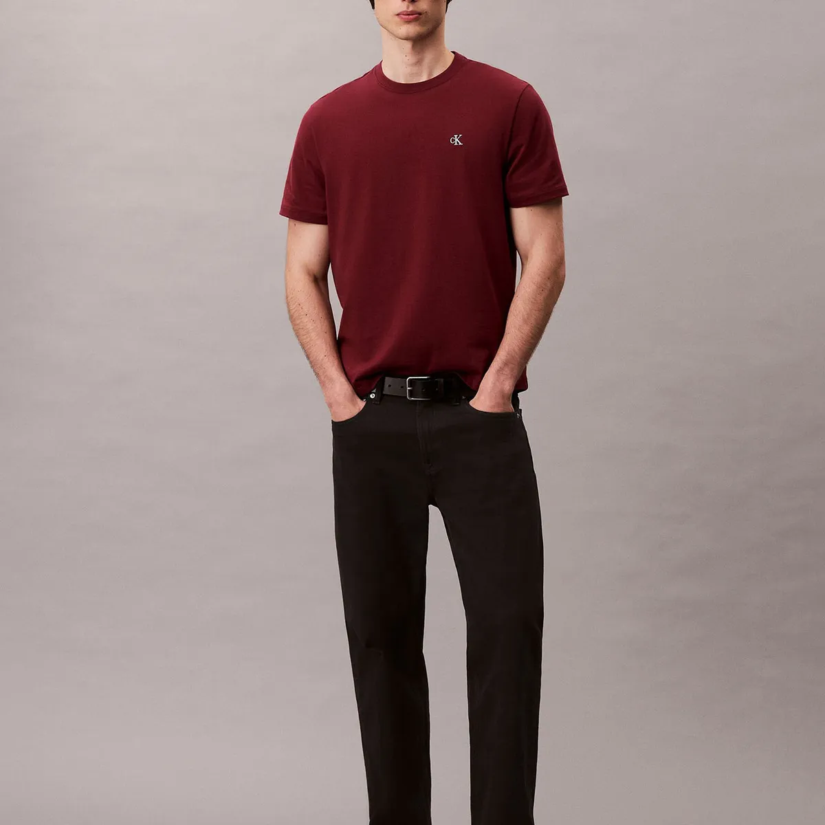 CALVIN KLEIN - Polera Regular con Monograma Bordado Burdeo Calvin Klein