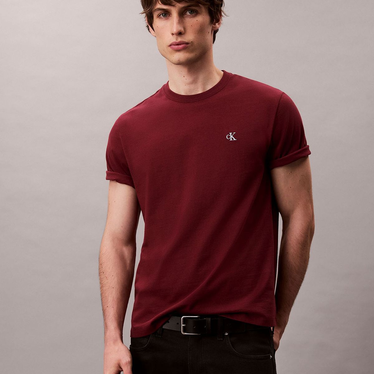 CALVIN KLEIN - Polera Regular con Monograma Bordado Burdeo Calvin Klein